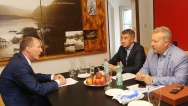 Premiér Andrej Babiš a ministr životního prostředí Richard Brabec pomohli na Křivoklátsku vysadit raky kamenáče, 2. července 2020.