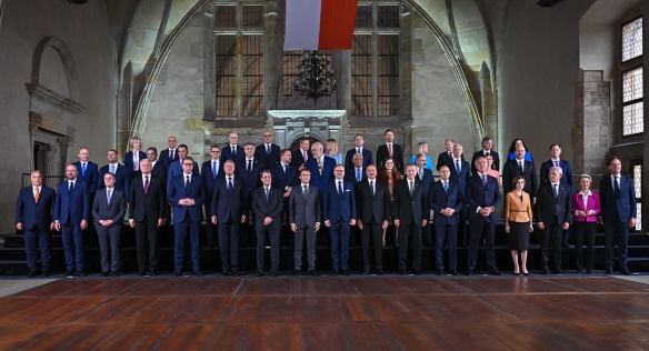 Společná fotografie účastníků historicky prvního summitu Evropského politického společenství, 6. října 2022.