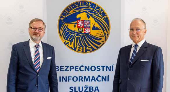Předseda vlády Petr Fiala s ředitelem BIS Michalem Koudelkou, 17. října 2022.