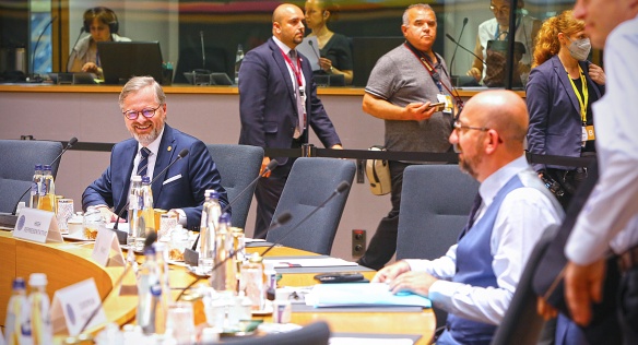 Český premiér Petr Fiala a předseda Evropské rady Charles Michel se chytají na začátek summitu v Bruselu, 24. června 2022.