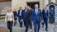 Premiér P. Fiala, předsedkyně Komise U. von der Leyenová a předseda Evropské rady Ch. Michel jdou za závěrečnou tiskovou konferenci, 7. října 2022.