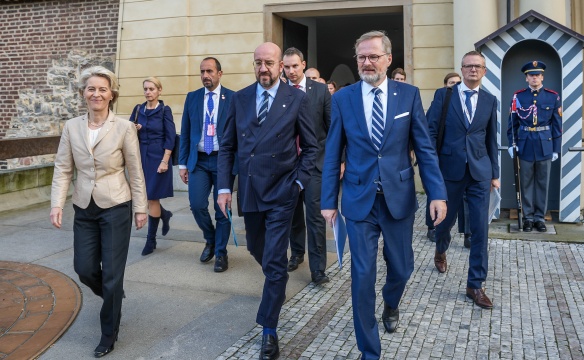 Premiér P. Fiala, předsedkyně Komise U. von der Leyenová a předseda Evropské rady Ch. Michel jdou za závěrečnou tiskovou konferenci, 7. října 2022.