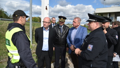 6. září 2015: Spolu s ministrem vnitra Chovancem navštívil premiér Sobotka policejní hlídku na kontrolním stanovišti na dálnici D2. 
