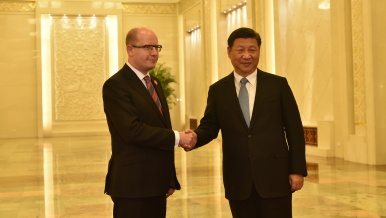26. listopadu 2015: Předseda vlády ČR Bohuslav Sobotka jednal během své návštěvy Číny s prezidentem ČLR Si Ťin-pchingem. 
