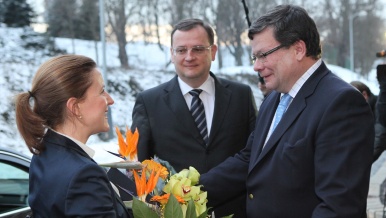 Premiér Petr Nečas uvádí do funce novou ministryni obrany Karolínu Peake, 12. prosince 2012 