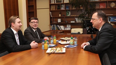  Premiér Petr Nečas uvádí do funce nového ministra dopravy Zbyňka Stanjuru, 12. prosince 2012 