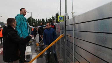 Premiér sleduje v Radotíně výšku vody.