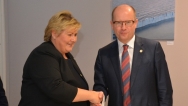 Premiér Sobotka se na okraj konference COP21 setkal s premiérkou Norska Ernou Solbergovou, 30. listopadu 2015.