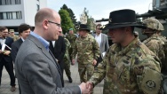 Předseda vlády Bohuslav Sobotka ve Vyškově pozdravil vojáky konvoje USA, 28. května 2016.