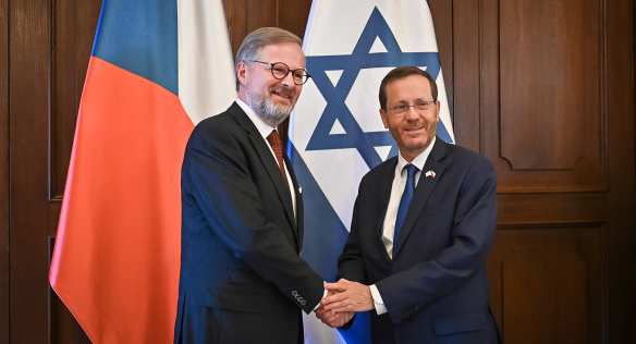 Společné foto premiéra Petra Fialy s prezidentem Izraele Jicchakem Herzogem, 11. července 2022.