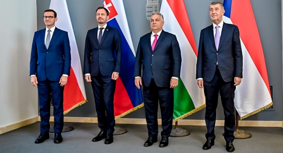 Společné foto premiérů zemí V4 na jednání v Budapešti, 23. listopadu 2021.