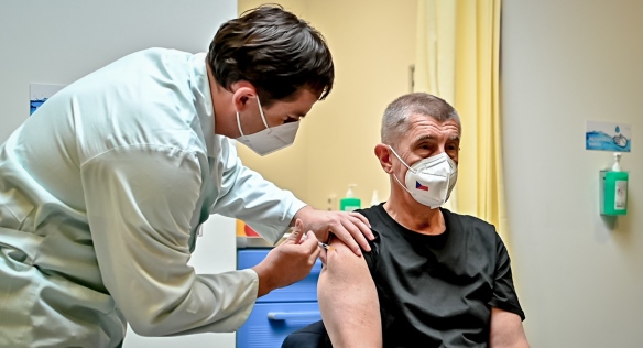 Předseda vlády Andrej Babiš se nechal očkovat třetí dávkou vakcíny proti koronaviru, 14. října 2021.