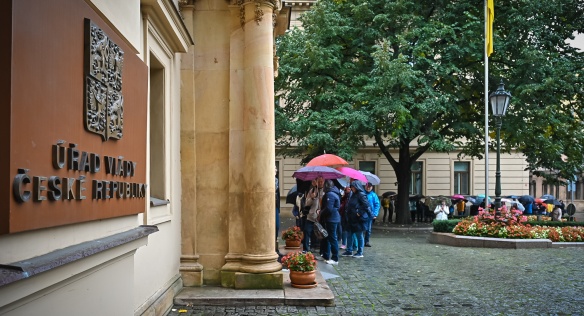 Ani deštivé počasí neodradilo stovky zájemců vystát si ve sváteční den frontu na prohlídku Strakovy akademie, sídla vlády, 28. září 2022.