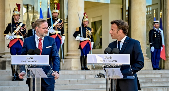 Předseda vlády Petr Fiala spolu s francouzským prezidentem Emmanuelem Macronem, 7. června 2022.