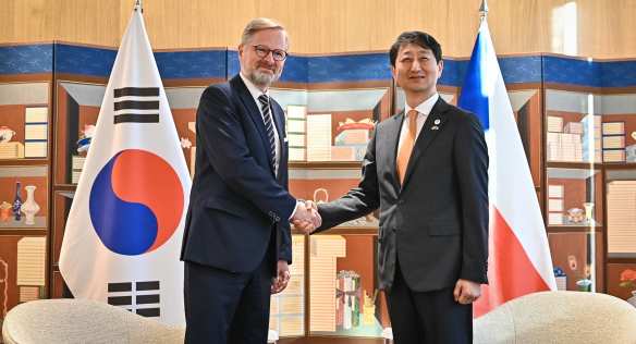 Premiér Petr Fiala spolu s korejským velvyslancem Tae-jin Kimem, 27. října 2022.