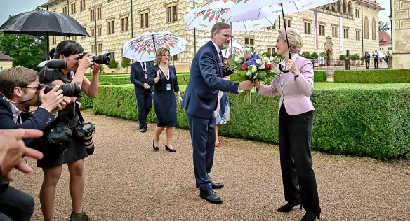 Předsedkyně Evropské komise Ursula von der Leyenová a premiér Petr Fiala jdou do litomyšlského zámku na jednání vlády s kolegiem EK, 1. července 2022.
