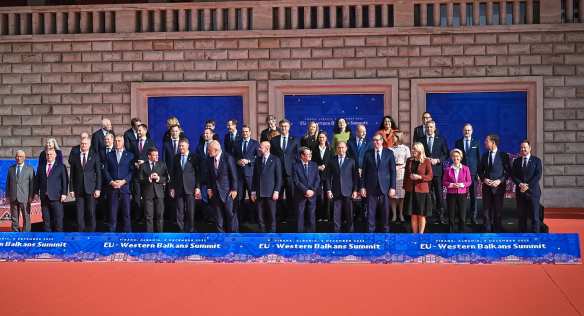 A joint photo of representatives of the European Union and the Western Balkans, 6 December 2022.