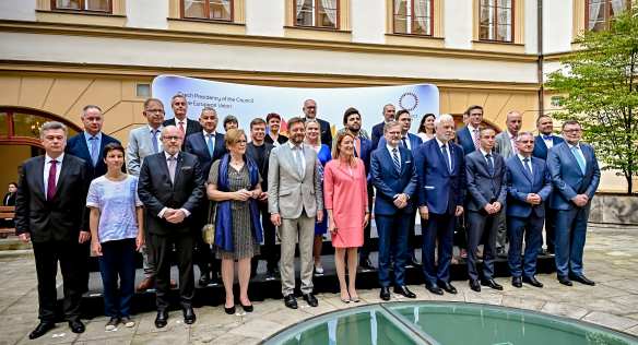Společné foto členů vlády a evropské delegace v čele s předsedkyní Evropského parlamentu Robertou Metsolaovou, 16. června 2022.