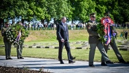 Premiér Petr Fiala uctil v Terezíně památku obětí nacistické perzekuce.