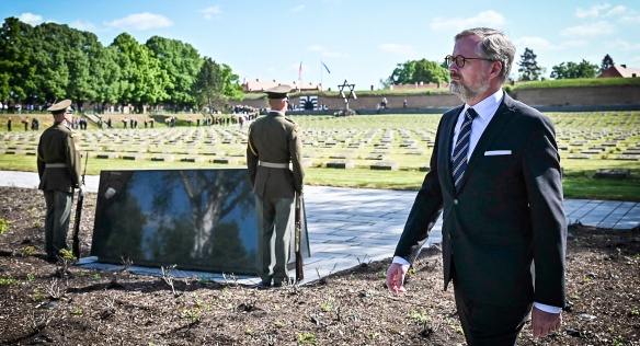 Premiér Petr Fiala uctil v Terezíně památku obětí nacistické perzekuce, 15. května 2022.