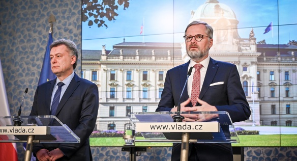 Premiér Petr Fiala a ministr spravedlnosti Pavel Blažek na tiskové konferenci po jednání vlády, 23. listopadu 2022.