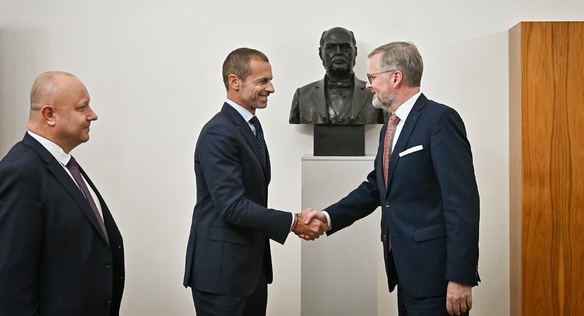 Premiér Petr Fiala přijal na Úřadu vlády prezidenta UEFA Aleksandera Čeferina a předsedu FAČR Petra Fouska, 23. listopadu 2022.