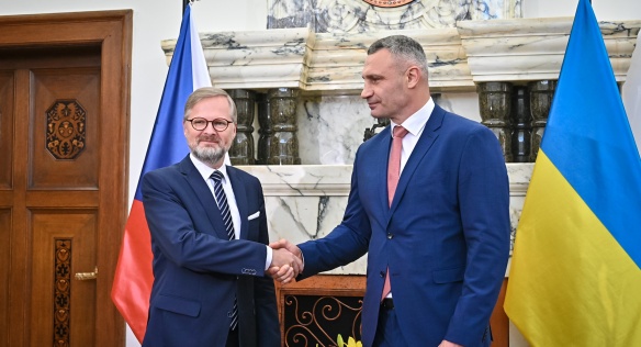Premiér Petr Fiala se v Kramářově vile zdraví se starostou Kyjeva Vitalijem Klyčkem, 16. září 2022.