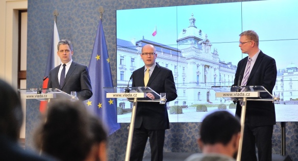 Premiér Sobotka, místopředseda vlády Bělobrádek a ministr Dienstbier na tiskové konference po jednání vlády 17. března 2014.