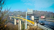 Premiér Babiš s vicepremiérem Havlíčkem si prohlédli zmodernizovaný most Vysočina na D1 u Velkého Meziříčí, 28. listopadu 2020.