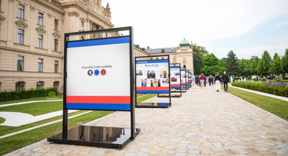 Na zahradě Strakovy akademie se uskutečnila vernisáž výstavy 13 českých premiérů, 8. června 2023.