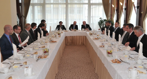 Předseda vlády Bohuslav Sobotka v úterý 14. dubna 2015 posnídal s podnikatelskou delegací a podnikateli ČR.