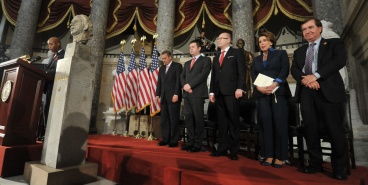 Předseda vlády ČR B. Sobotka při slavnostním odhalení busty V. Havla v americkém Kongresu, 19. listopadu 2014.