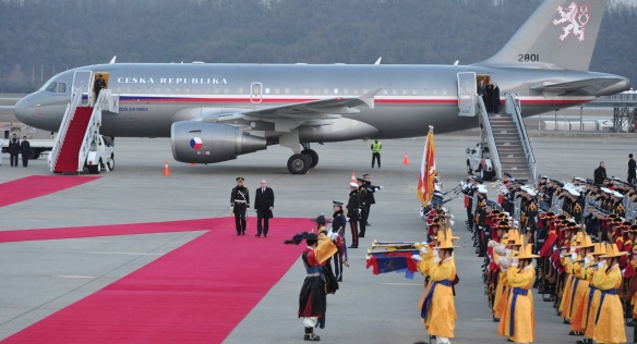 Slavnostní ceremonie na letištní ploše při příletu letadla předsedy vlády ČR do Soulu, 24. února 2015.