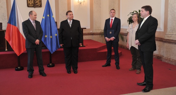 Státním tajemníkem Úřadu vlády ČR byl v pondělí 20. dubna 2015 jmenován Petr Špirhanzl.