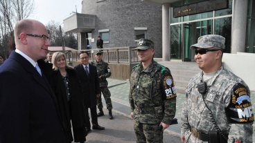 Předseda vlády Bohuslav Sobotka navštívil Korejské demilitarizované pásmo, 25. února 2015.