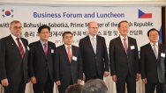 Řečníci zahájení podnikatelského fóra v Soulu, 25. února 2015. 