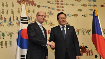 Předseda vlády Bohuslav Sobotka jednal s předsedou Národního shromáždění Korejské republiky Chungem Ui-hwou, 25. února 2015.