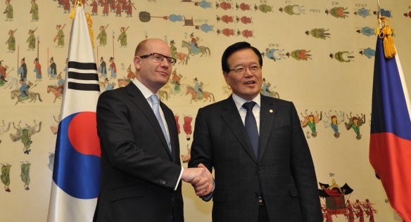 Předseda vlády Bohuslav Sobotka jednal s předsedou Národního shromáždění Korejské republiky Chungem Ui-hwou, 25. února 2015.