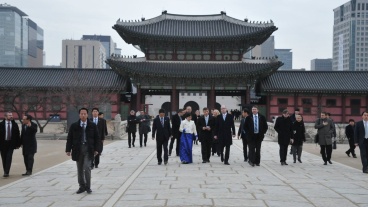 Předseda vlády navštívil palác Gyeongbokgung v Soulu, 25. února 2015.