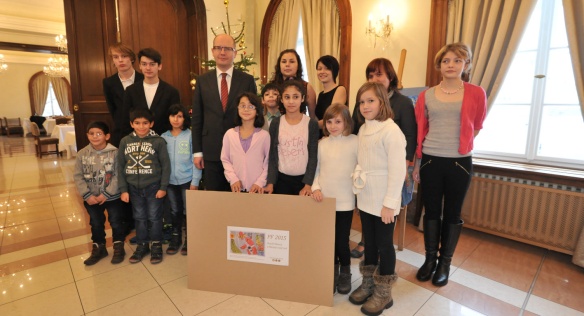 Premiér Bohuslav Sobotka ocenil ve středu 17. prosince 2014 pět výherců vánoční soutěže pro děti z dětských domovů Symbol Vánoc.