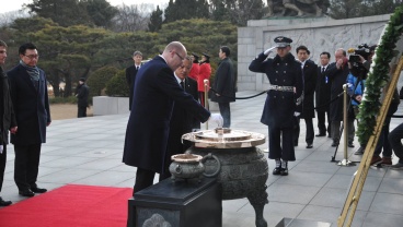 Předseda vlády Bohuslav Sobotka navštívil národní hřbitov v Soulu, 26. února 2015.