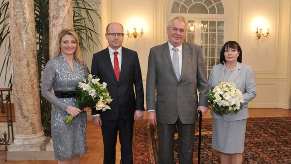 Novoročního oběda premiéra Sobotky s prezidentem Zemanem v Lánech se účastnily také Olga Sobotková a Ivana Zemanová, 2. ledna 2014.