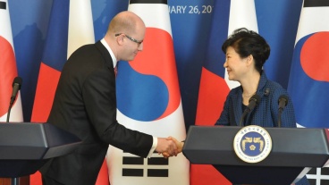 Předseda vlády Bohuslav Sobotka jednal s prezidentkou Korejské republiky Pak Kun-hje, 26. února 2015. 