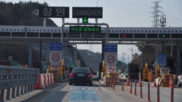 Cestou z letiště do sídla guvernéra provincie Gyeongsangnam-do, 26. února 2015.