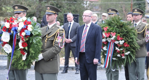 Předseda vlády Bohuslav Sobotka se zúčastnil v neděli 26. dubna 2015 pietního aktu k 70. výročí vypálení obce Javoříčko v Olomouckém kraji.