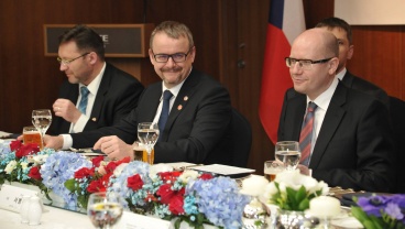 Předseda vlády Sobotka a ministr dopravy Ťok se zúčastnili večeře s hospodářskou komorou a podnikateli, 26. února 2015.