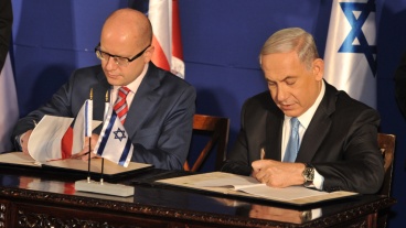 Prime Minister Bohuslav Sobotka and Israeli Prime Minister Benjamin Netanyahu sign a memorandum on 25 November 2014.