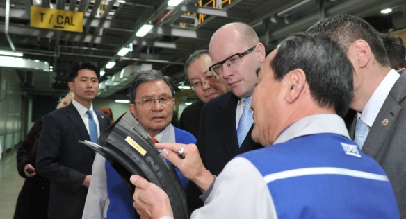 Premiér Bohuslav Sobotka navštívil společnost Nexen Tire - Changneyong, 27. února 2015.