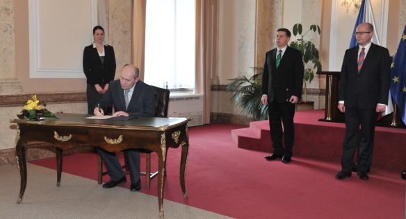 Náměstek pro státní službu Postránecký složil v pondělí 2. února 2015 služební slib do rukou předsedy vlády Sobotky.