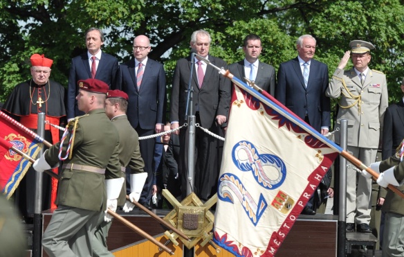 Předseda vlády Bohuslav Sobotka uctil na Vítkově památku obětí druhé světové války, 8. května 2015.